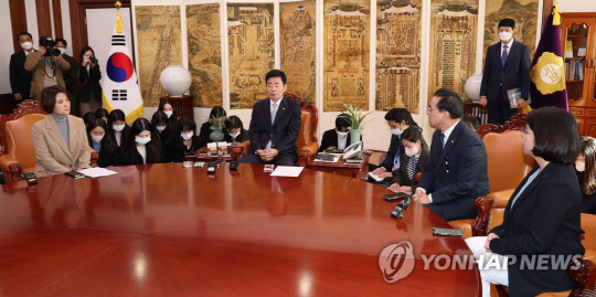 김진표 국회의장이 지난 15일 국회 의장실에서 열린 야3당 원내대표 회동에서 대화하고 있다. 야3당 원내대표는 이날 회동에서 이태원 참사에 대한 빠른 국정조사 구성을 촉구했다.<연합뉴스>